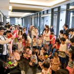 小朋友好奇盯著魔術(shù)師手中那可愛(ài)的小豬、小鴨造型氣球是怎麼成形的，殷殷期盼著早點(diǎn)拿到專(zhuān)屬於自己的氣球。