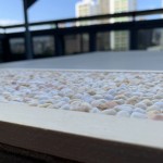 石毯是造景中常見的元素，減弱石材的粗獷感，不飽和的抿石色調(diào)帶進更多親切感，也讓視覺上顯得更輕盈。