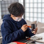 將滾輪上的油墨塗滿整面圖樣，均勻刷印，使印製出來(lái)的圖樣更豐富飽滿、活靈活現(xiàn)。