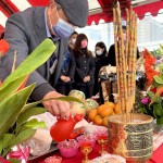 由新業(yè)建設(shè) 穆椿松名譽董事長起頭，斟上一杯敬天地的心，建築的初衷與懇求願得天地垂聽。