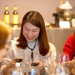 對比不同的葡萄酒，呈現(xiàn)出不同的紅色，有石榴紅、寶石紅及磚紅，依照老師的講解搭配品飲，了解最適切自己的口味。