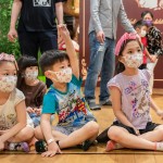 小探險(xiǎn)家們排排坐，認(rèn)真的聽(tīng)著大哥哥大姊姊的引導(dǎo)，興奮的舉手回答問(wèn)題。