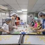 深入庇護(hù)工場的生產(chǎn)線，體驗(yàn)讓50位身心障礙者穩(wěn)定就業(yè)的工作場域，新業(yè)家族的大小朋友們，親身投入在製作烘焙品的樂趣之中。