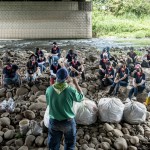 感謝荒野保護協(xié)會的帶領(lǐng)，在一袋袋垃圾前，我們嘗試閉上雙眼，感受風(fēng)吹過皮膚、聆聽大自然原有的各種聲音。