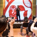 從晦暗的作品，得了大大小小的獎項，轉(zhuǎn)而做帶給人幸福的工作，楊士毅用同樣的雙手，因為一點點的美好心意，而造就不同的風(fēng)景。