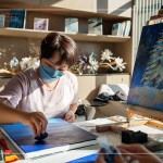 運(yùn)用海綿以輕拍的方式打底，會(huì)產(chǎn)生與刷子很不一樣的紋理效果，在分層上色時(shí)，海綿也能將顏色巧妙地融合在一起，為作品帶來(lái)深度。