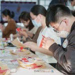 家人們聚精會神，為剪出理想的作品，需要仔細(xì)地、慢慢地動手，將對新年的展望
寄託於此。