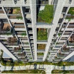 迎來(lái)風(fēng)、光、水、綠，錯(cuò)落的樹島陽(yáng)臺(tái)、與春夏秋冬呼應(yīng)的四季合院，大小喬木、灌木的垂直森林，更加生機(jī)盎然。