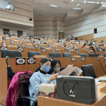 住戶們相互交流，匯總關(guān)於美好家園的嚮往，共同為未來制定出新的美好篇章。