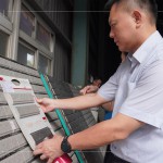 新業(yè)建設(shè)吳志輝建築師 仔細(xì)比對樣品與實際成品，並於陽光照射下，感受顏色紋理及曲線起伏。