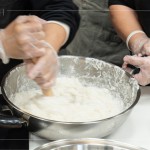 加熱拌勻的粉糊，使用搟麵棍持續(xù)攪拌1分鐘以上，為的是讓蘿蔔糕口感更有彈性、更有層次。