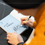 由黃豪平著作的「不只是喜劇演員」作為抽獎(jiǎng)禮，每一本都附上親筆簽名，將書(shū)籍變?yōu)橐环轀嘏呐惆椤?>
										<div   id=