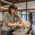 以滾輪均勻塗墨於雕刻圖樣，再透過(guò)壓輪機(jī)壓印紙面，使色彩更豐富飽滿、輪廓清晰。