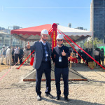 萬丈高樓平地起，新業(yè)建設(shè) 穆椿松 創(chuàng)辦人(左一)與 卓勝隆 董事長(右一)，講究紮實(shí)穩(wěn)健、堅(jiān)持建築職人精神，為城市注入嶄新面貌。