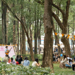 市集裡，樂曲輕揚(yáng)，舒緩五感，為日常多一點(diǎn)儀式感，細(xì)細(xì)品味。