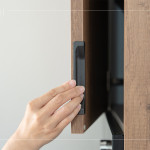 新業(yè)在櫥櫃設(shè)計(jì)上展現(xiàn)貼心巧思，不僅在櫃體設(shè)有凹槽，更加裝圓形的防撞墊，讓住戶每次開(kāi)櫃都更順手、靜音。