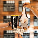 致贈(zèng)新業(yè)設(shè)計(jì)「河貍款杯袋」，解放雙手輕鬆袋著走，可重複使用，為環(huán)境友善貢獻(xiàn)一份心意。