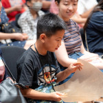 牛皮竟然這麼硬？！牛皮耐高溫、質(zhì)地堅(jiān)韌且透光性強(qiáng)，常作為皮影戲偶的製皮來源，後續(xù)經(jīng)過畫稿、刻製、上色、組裝縫合、裝桿，造就一件件民俗工藝品。