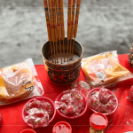 建築職人團(tuán)隊(duì)齊聚，慎重且誠(chéng)心，持煙香祭拜，將心願(yuàn)直達(dá)天聽(tīng)。