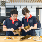 當(dāng)天大多數(shù)為初體驗的同仁，互相請益、交流，每一步驟不得馬虎，為的是將這最真切的禮物，送至獨居長輩、身心障礙者手中，為今年端午節(jié)增添另一份手感溫度。