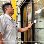 氣密窗經過反覆的施加風壓後，營建部同仁再三確認窗框是否有變形的問題，及運行上是否順暢。