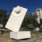 義大利藝術(shù)家Filin Gheorghi的石雕作品「東海之眼」。人象徵著宇宙的縮影，而人的雙眼雖微小卻似能看透時(shí)空，直視古往今來(lái)，可觀照、仰視，蘊(yùn)含無(wú)法想
像的龐大能量。