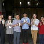 新業(yè)認(rèn)養(yǎng)霧峰益全香米已近十個(gè)年頭，今年秋分前夕由新業(yè)建設(shè) 邱正光副總（左三）帶領(lǐng)新業(yè)同仁樂當(dāng)一日小農(nóng)，進(jìn)行碾米初體驗(yàn)。