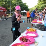 新業(yè)團(tuán)隊(duì)備足小塊的香腸、水果、鹽巴，幫跑者補(bǔ)充能量，也方便入口。