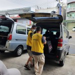 將飯包裝至袋中，再交由志工驅(qū)車前往大臺中地區(qū)每一個需要溫暖的角落。