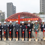 新業(yè)建設(shè) 創(chuàng)辦人穆椿松 (左五)、董事長卓勝隆(右五) 與新業(yè)職人團(tuán)隊(duì)，一同為【新業(yè)恆一】揭開序幕。