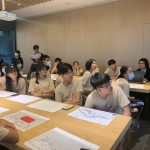 東海建築營學(xué)員們仔細聽取林宜鋒建築師（畫面右一）的建築構(gòu)想。讓學(xué)員們擴增生活與學(xué)習(xí)經(jīng)驗，並以對話交換對建築的看見與心得。