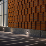 社區(qū)一隅採(cǎi)用「紅磚清水磚」錯(cuò)落排列，夜晚透過(guò)隱藏式照明，營(yíng)造出層次豐富的光影效果，為空間注入溫潤(rùn)而靜謐的氣氛。