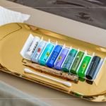 油畫棒是由粉彩加入油料，調(diào)製成棒狀的顏料，自由創(chuàng)作、色彩豐富、調(diào)色容易，不僅可以用於平面或立體作品的創(chuàng)作，也可以在各種表面上進(jìn)行繪畫。