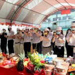 天時(shí)，地利，集眾人之力，【新業(yè)自由居】上樑典禮，手持炷香敬虔內(nèi)心，願(yuàn)一炷炷香將新業(yè)團(tuán)隊(duì)的誠(chéng)心，上呈天聽(tīng)。