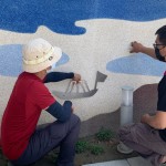 以童趣的風格，模擬貫穿、流經東區(qū)的生命之河－旱溪，是藝術家張婷雅導入校區(qū)周遭意象的巧思。