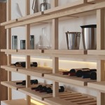 居家收納設(shè)計(jì)，也可以展示雅緻收藏，溫潤(rùn)杏色的層架與隱隱透出光澤的瓶身，彼此相襯不相爭(zhēng)。