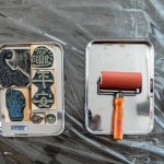 欲善「版畫」事，須讓工具齊備，除了滾筒，還有一塊塊充滿『虎年』氣息的圖騰，將塗滿油墨的滾筒在圖樣上滾動(dòng)，再轉(zhuǎn)印在紅包袋或春聯(lián)上。