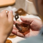 可可粉是從可可豆中提取，經(jīng)過發(fā)酵、乾燥、烘焙、碾碎、研磨、精煉等步驟，味道酸苦澀，卻內(nèi)含營養(yǎng)豐富。