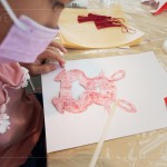 用竹筷沾附黏著，孩子嘗試使用傳統(tǒng)的黏著劑－漿糊，慢慢將紅紅剪紙塗滿，就待
貼上燈籠。