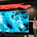 來自北歐壯麗的冰川，冰川上的鍋穴，是表面融化的水沿著裂隙流動(dòng)而緩慢鑽出的深坑，不僅豐富了冰川表層的紋理，底下或許還潛藏著晶瑩剔透、深邃綺麗的夢幻冰洞。