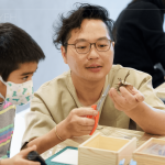 在不熟悉的項(xiàng)目中給予最大的支持，Amo老師耐心解說、示範(fàn)操作，但也不忘保留讓孩子自由發(fā)揮的空間。