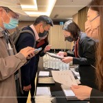 感謝每一位京御苑住戶的蒞臨，客服人員與住戶間暖心的早晨問候，揭開說明會(huì)序幕，新業(yè)願(yuàn)意用加倍的細(xì)心，共同守護(hù)家人們的避風(fēng)港。