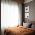 以沉穩(wěn)的基底，加上珊瑚橘的布料，自然日光透過窗簾，灑落一絲暖意。