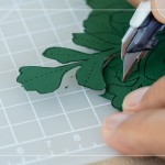 較細(xì)膩的邊角處，使用美工刀慢慢地刻劃，切剪出生命力。