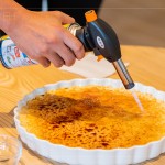 【琥珀醬油烤布蕾】
琥珀色的焦糖猶如製醬時(shí)的琥珀結(jié)晶，是在極盡呵護(hù)下誕生的禮物，鹹甜適中的絕佳口感，是最適不過(guò)的醬香小點(diǎn)。