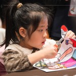 活動當天製作紙影戲偶，動動小手，揮灑創(chuàng)意，恣意拼色，再沿著外輪廓剪下。