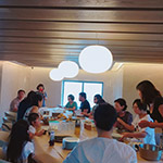 新業(yè)家族們同聚在一起，共享這份美好與悠閒。