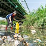 躺在水面上的鐵鋁罐、玻璃瓶，是每逢大雨後，上游沖刷下來的人為垃圾，彎下腰、踏進(jìn)溪流，撿起水中的垃圾殘骸，還給魚兒一個安全舒適的家園。