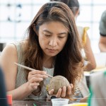 利用木刀，一筆一劃，一深一淺，刻出紋路，感受陶作帶來的沉靜時(shí)光。