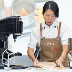 邀請經(jīng)驗(yàn)豐富的廚藝職人 曾詠真 老師，帶領(lǐng)初體驗(yàn)的同仁們，進(jìn)入糕餅裡的奶香世界。